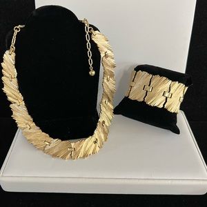 Rare Trifari Gold Tone Two Piece Jewelry Set